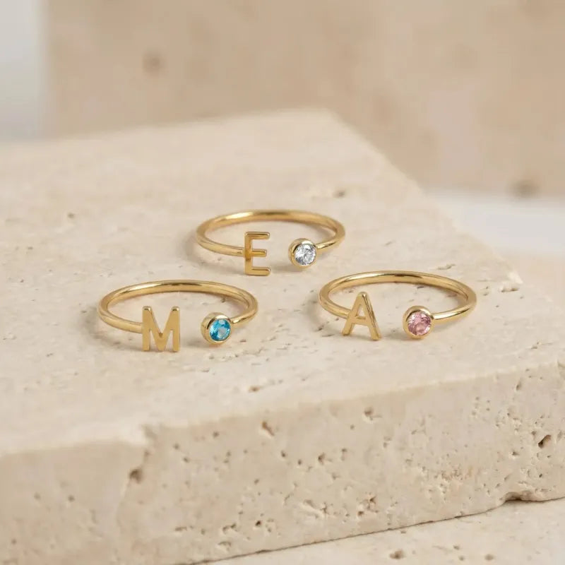 Précieuse™ - Bague initiale avec pierre de naissance
